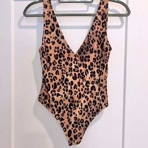 Aritzia Babaton leopard body suit. Worn twice. Size Medium